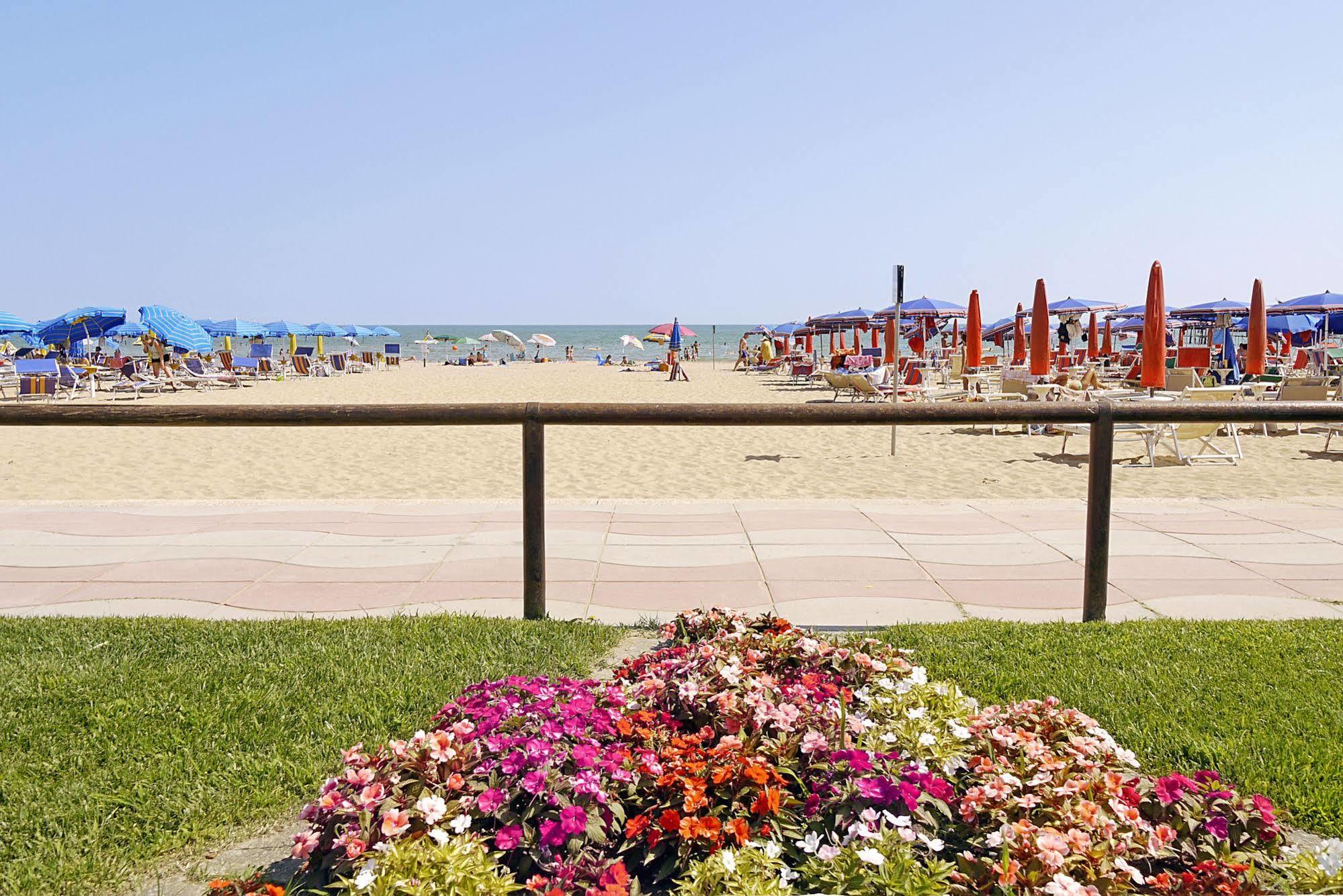 Hotel La Brezza Frontemare Lido di Jesolo Kültér fotó